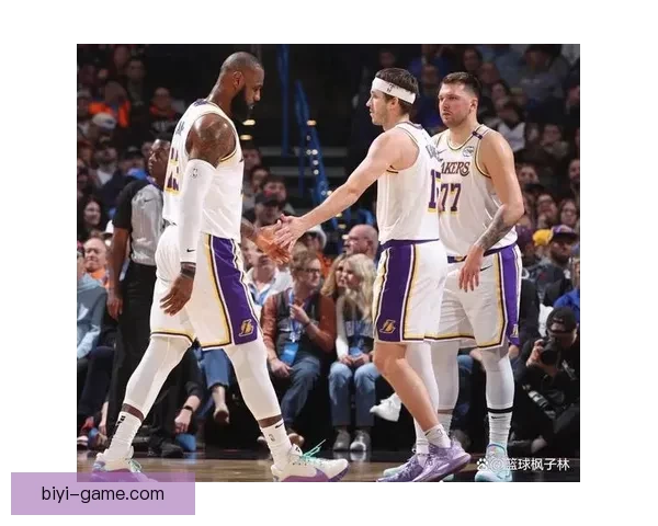 湖人硬碰联盟第一詹姆斯神情凝重东契奇轻松应战富保罗发声力挺老詹澄清质疑